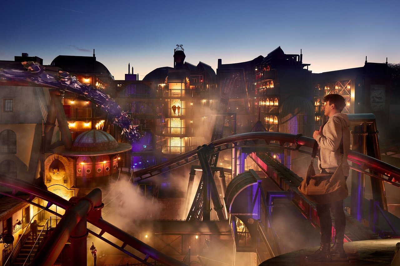 Themenwelt Rookburgh mit F.L.Y. und dem Hotel Charles Lindbergh