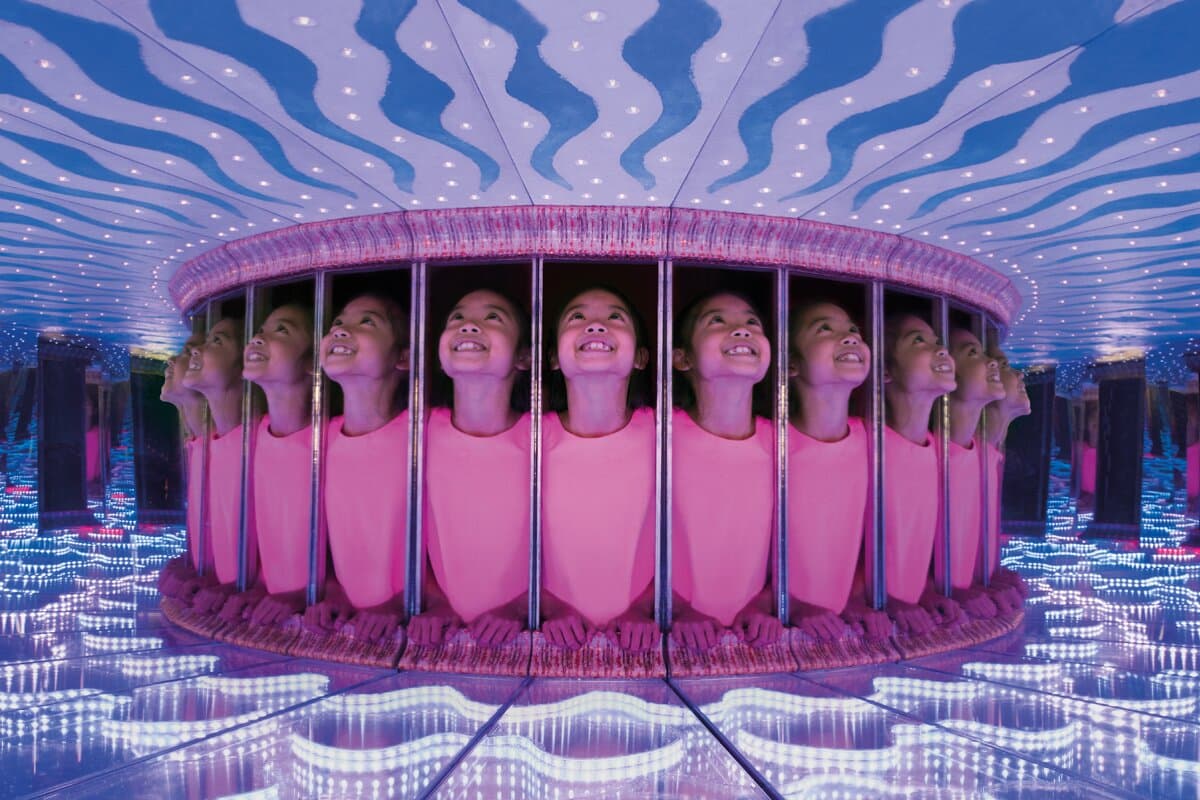 Visitor in Mirror Box in Wonderlab © Science Museum Group